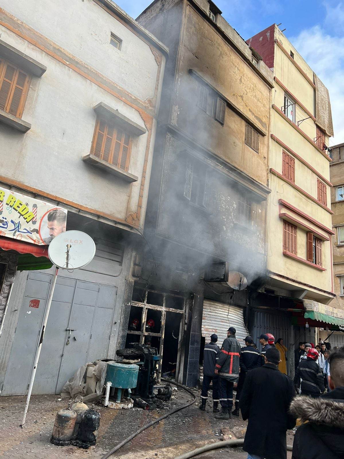 اندلاع حريق مهول بأحد المحلات المتواجدة بحي مبروكة بسيدي عثمان الدار البيضاء