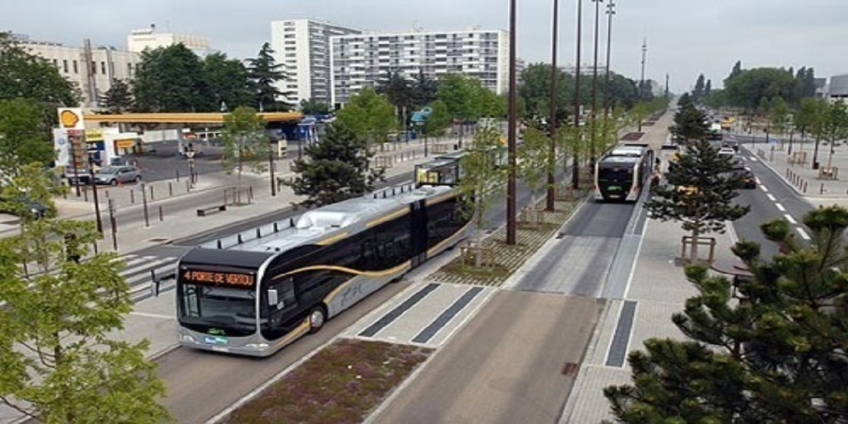 شركة البيضاء للنقل تحذر المواطنين من توخي الحيطة والحذر بجوار منصة الباصواي وعدم إقتحام مساره