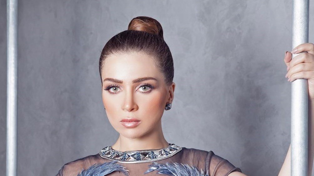 والدة مي عز الدين  تتعرض لوعكة صحية