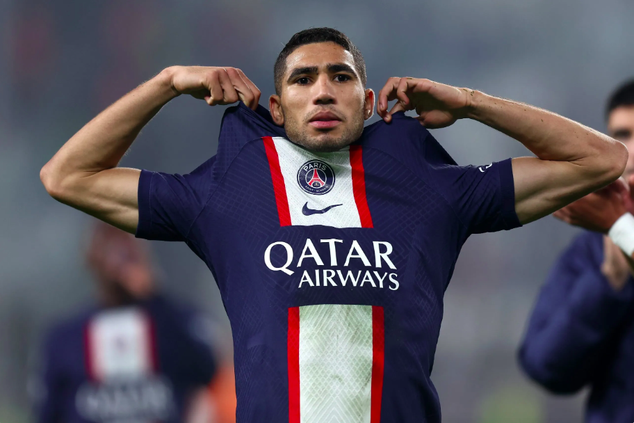 حكيمي حاضر مع فريقه في ميونيخ