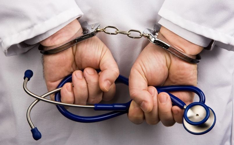 توقيف طبيب بالقطاع الخاص للاشتباه في تورطهما في ممارسة الإجهاض بشكل غير مشروع