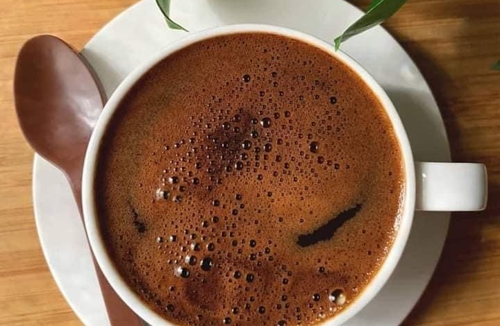 فنجان القهوة الصباحي يمكن أن يكون تأثير سلبي على البشرة