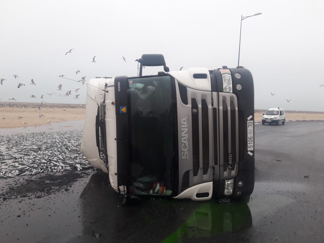 مصرع شخصين جراء انقلاب شاحنة من الحجم الكبير محملة