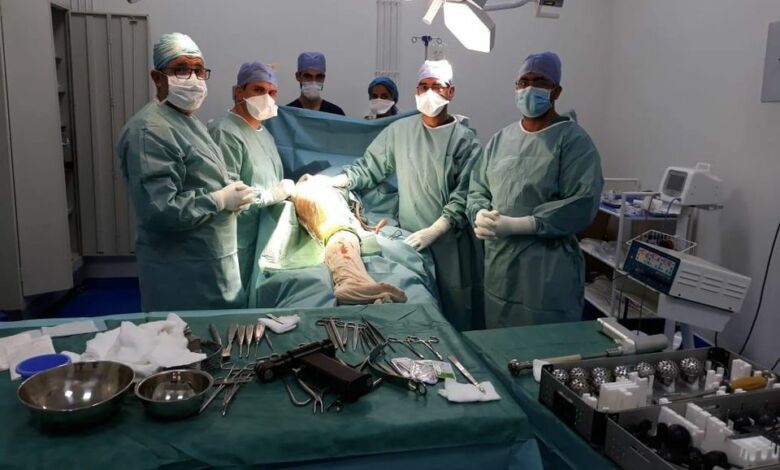 إجراء عملية استبدال كلي لورك الرجل اليمن بأزيلال