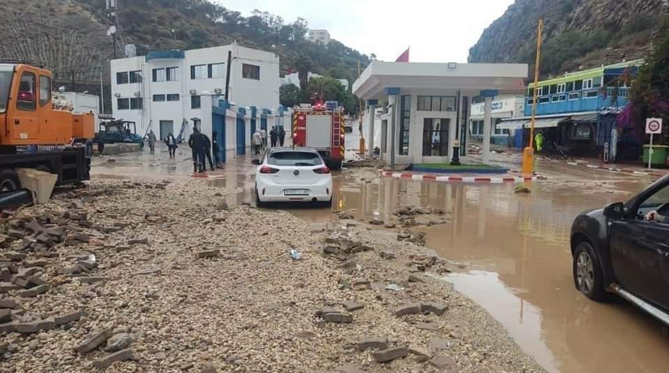 الأمطار الغزيرة تتسبب في عرقلة حركة السير والمرور بين مدينتي تطوان والحسيمة