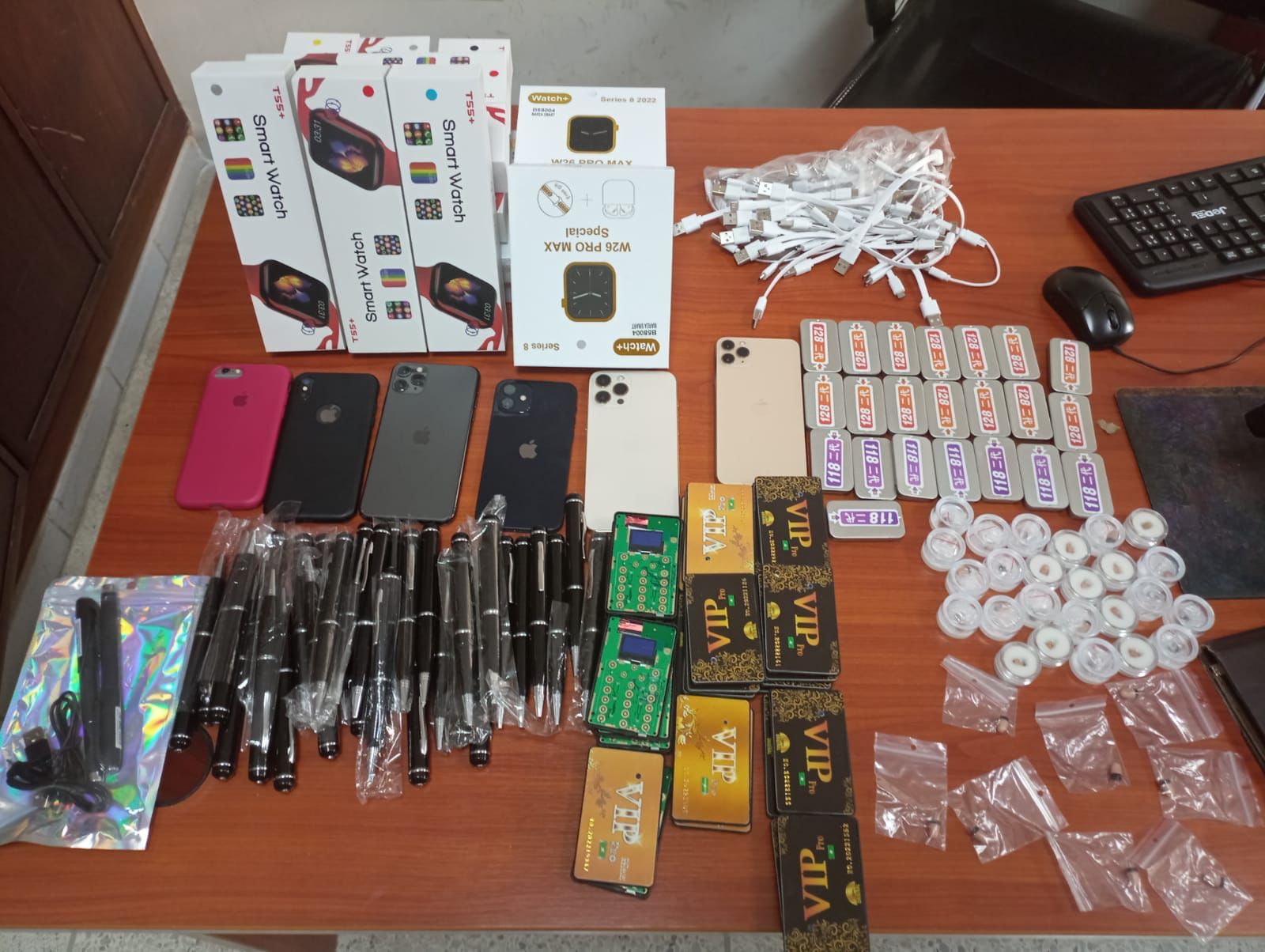 مصالح الأمن بطنجة توقف طالبين متورطين في حيازة وترويج أجهزة إلكترونية تستخدم للغش في الامتحانات المدرسية