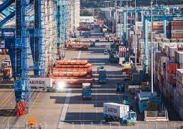 السلطات المينائية لطنجة المتوسط تتخذ عددا من الإجراءات للتخفيف من حدة اكتظاظ الشاحنات بالميناء