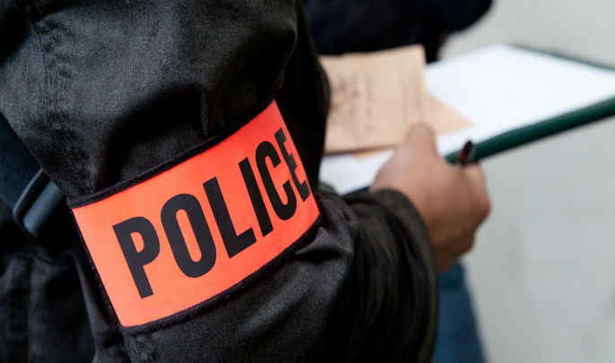 النيابة العامة بمراكش تقرر متبعة موظف للشرطة بتهمتي النصب وإفشاء السر المهني