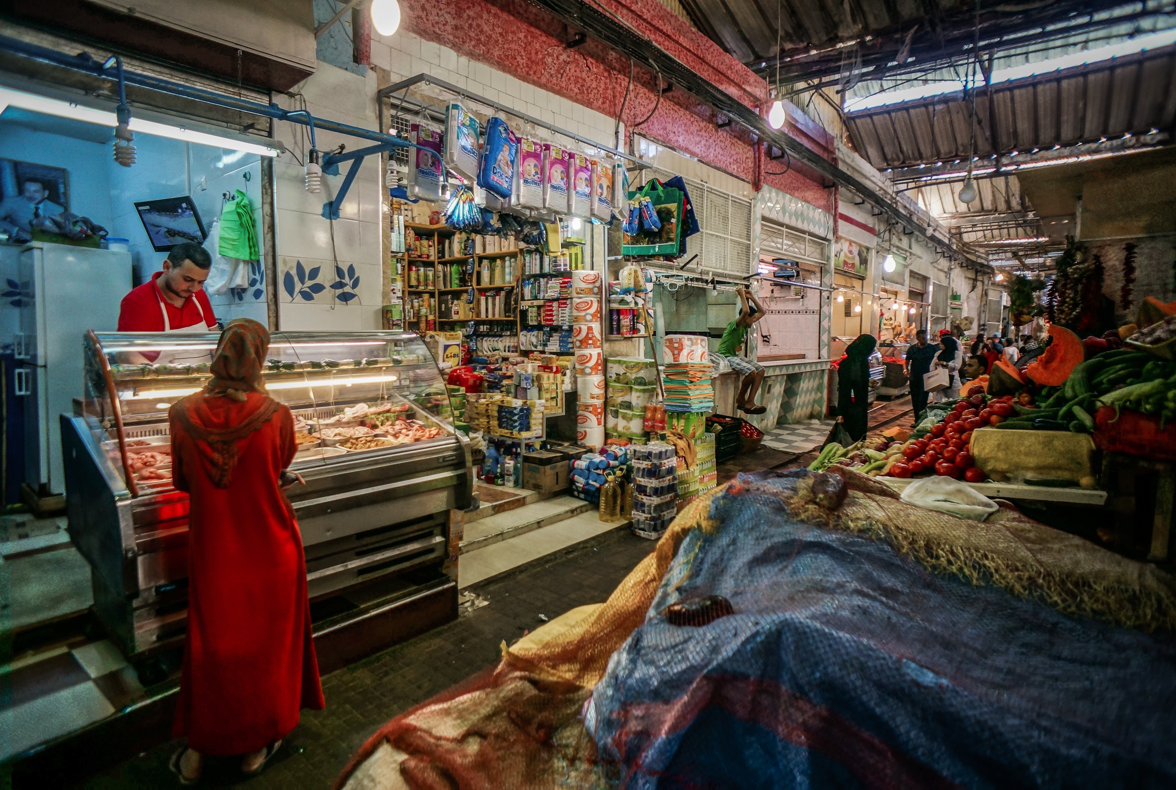 استطلاع آراء يكشف أن الأسر المغربية خفضت من الميزانية الغذائية نظرًا للارتفاع المستمر للأسعار