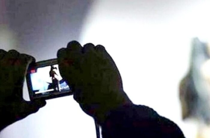 توقيف مواطن فرنسي للاشتباه في تورطه في حيازة وترويج محتويات رقمية إباحية تخص أطفالا قاصرين