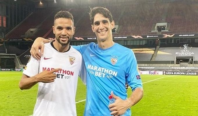 بونو و النصيري يتلقيان التهنئة من الناخب الوطني وليد الركراكي بعد تتويجهما بلقب أوروبا ليغ