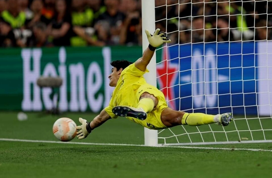 بونو يتصدى لركلتي جزاء ويقود إشبيلية لهزم روما والتتويج باليوروبا ليغ