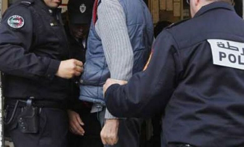 توقيف شرطيين بأحفير يشتبه في تورطهما في قضية تتعلق بالابتزاز والارتشاء