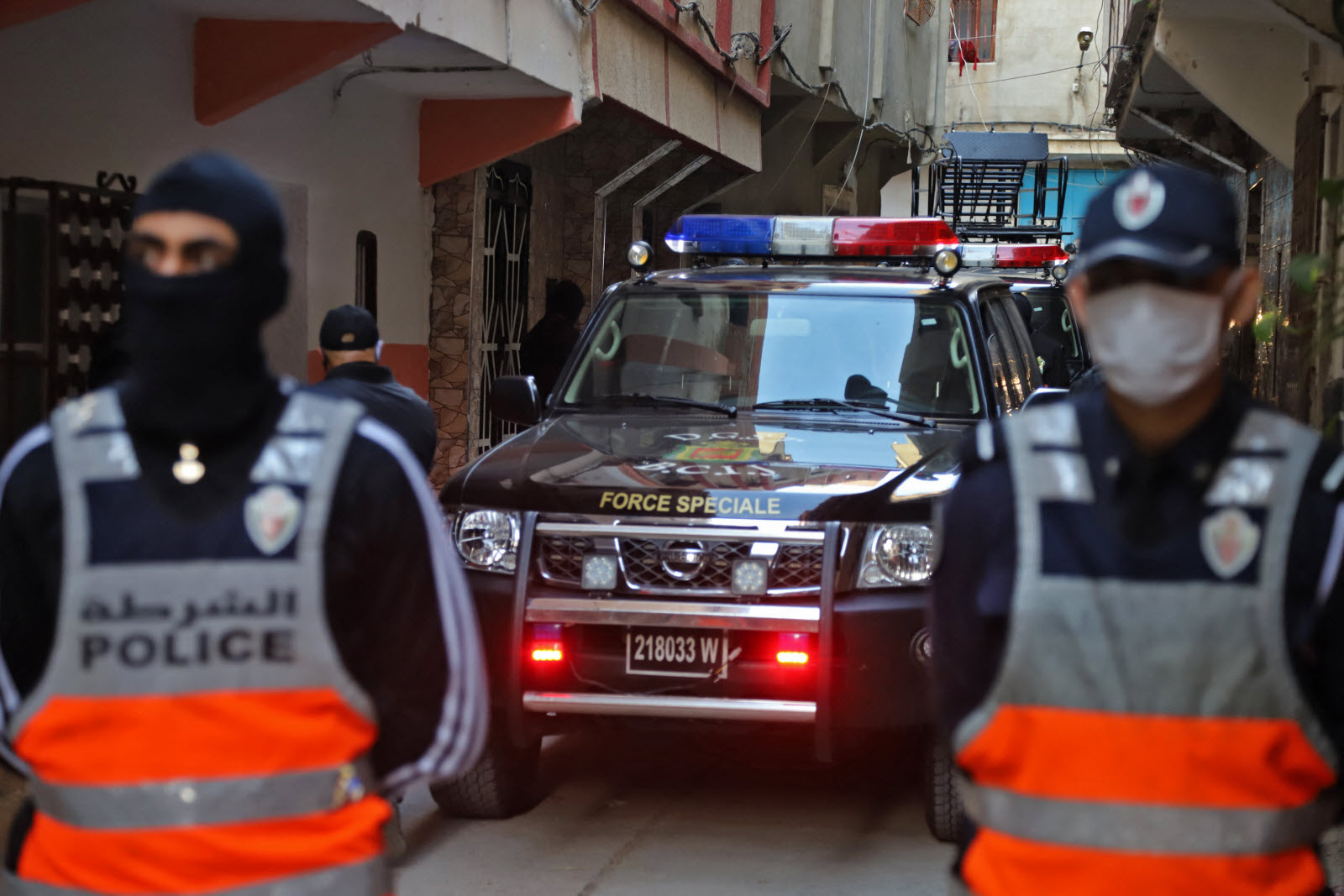 توقيف شخص يشتبه في ارتباطه بشبكة إجرامية تنشط في تنظيم الهجرة غير الشرعية والاتجار بالبشر