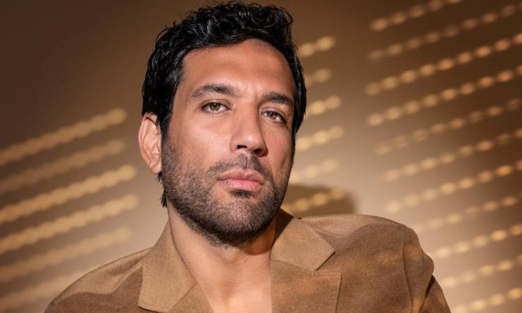 حسن الرداد  يرسم تاتو باسم نجله فادى على صدره