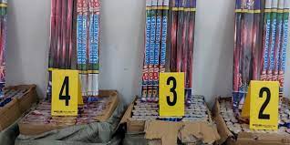 توقيف صاحب محل تجاري للاشتباه في تورطه في قضية تتعلق بحيازة وترويج المفرقعات والشهب النارية المهربة