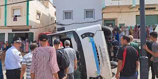 انقلاب حافلة للنقل الحضري يودي بحياة راكبة