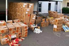 توقيف شخصين للاشتباه في تورطهما في قضية تتعلق بحيازة وترويج شحنة من المفرقعات والشهب النارية المهربة