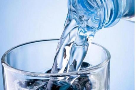 فوائد شرب الماء على معدة خاوية