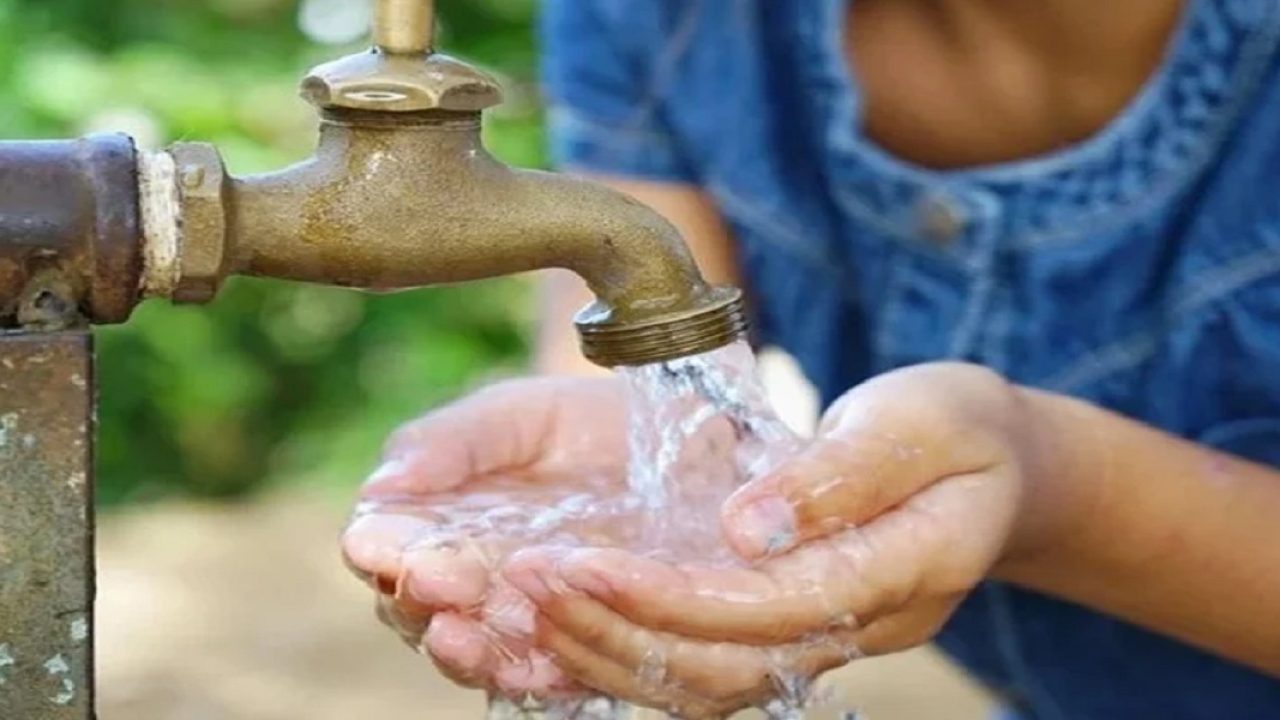 الوكالة المستقلة الجماعية لتوزيع الماء والكهرباء بتادلة تخرج عن صمتها بخصوص تغير طعم الماء الشروب