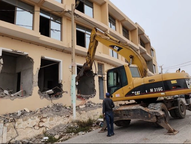 السلطات المحلية بإقليم أكادير تواصل حملات لهدم بنايات عشوائية مخالفة لقانون التعمير
