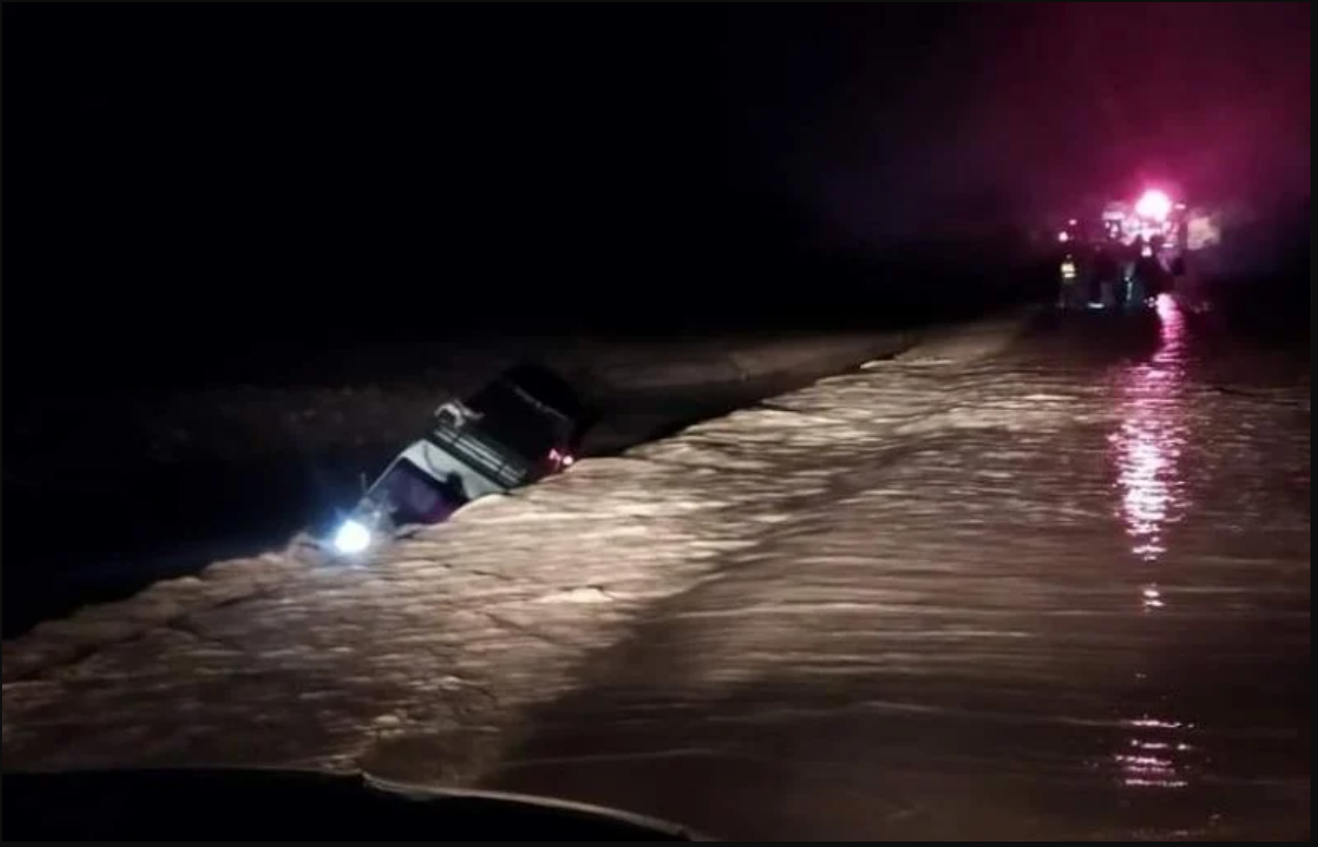 مصرع أربعيني بعد أن جرفت سيول واد سرغينة السيارة الخفيفة التي كان يستقلها.