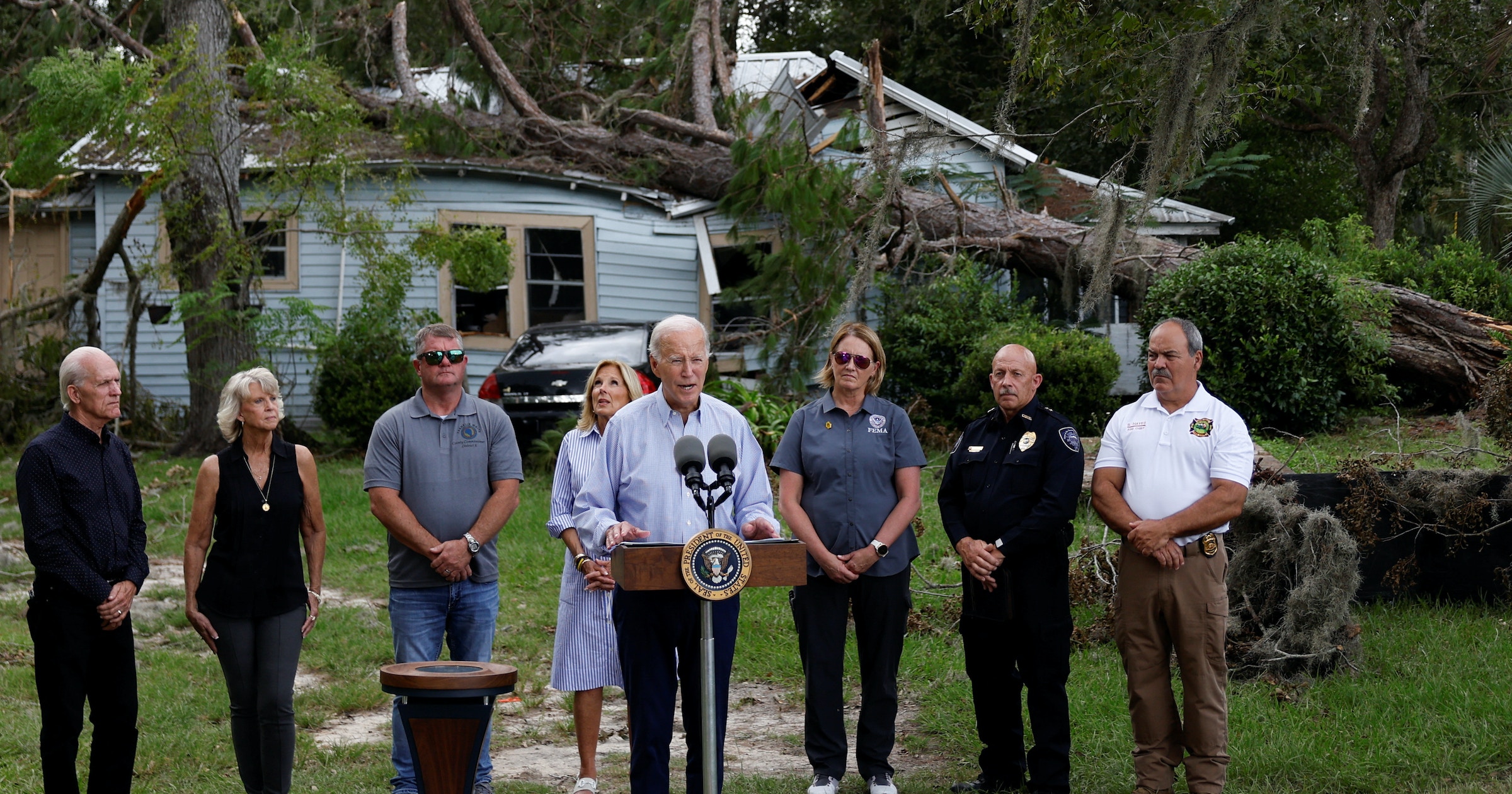 جو بايدن يتفقد الأضرار الناجمة عن إعصار إداليا