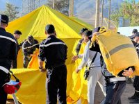 السلطات المحلية تشرع بنصب الخيام المخصصة لإيواء المواطنين المتضررين من الهزة الأرضية