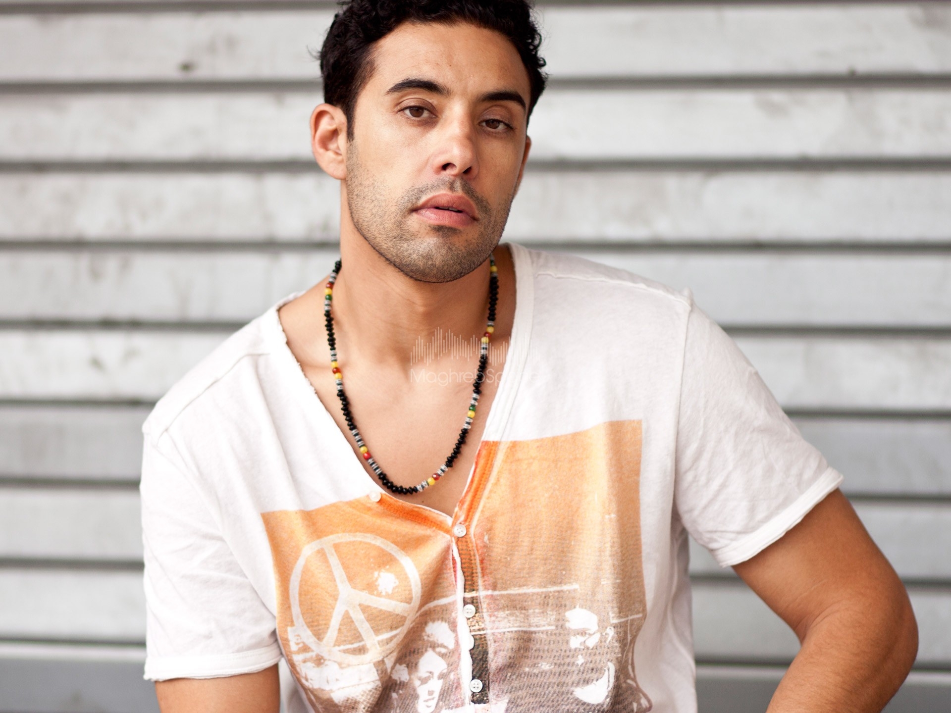 أحمد سلطان يفاجئ المذيعة قبل إجابته بمطالبتها أولا بتصحيح خريطة المغرب.