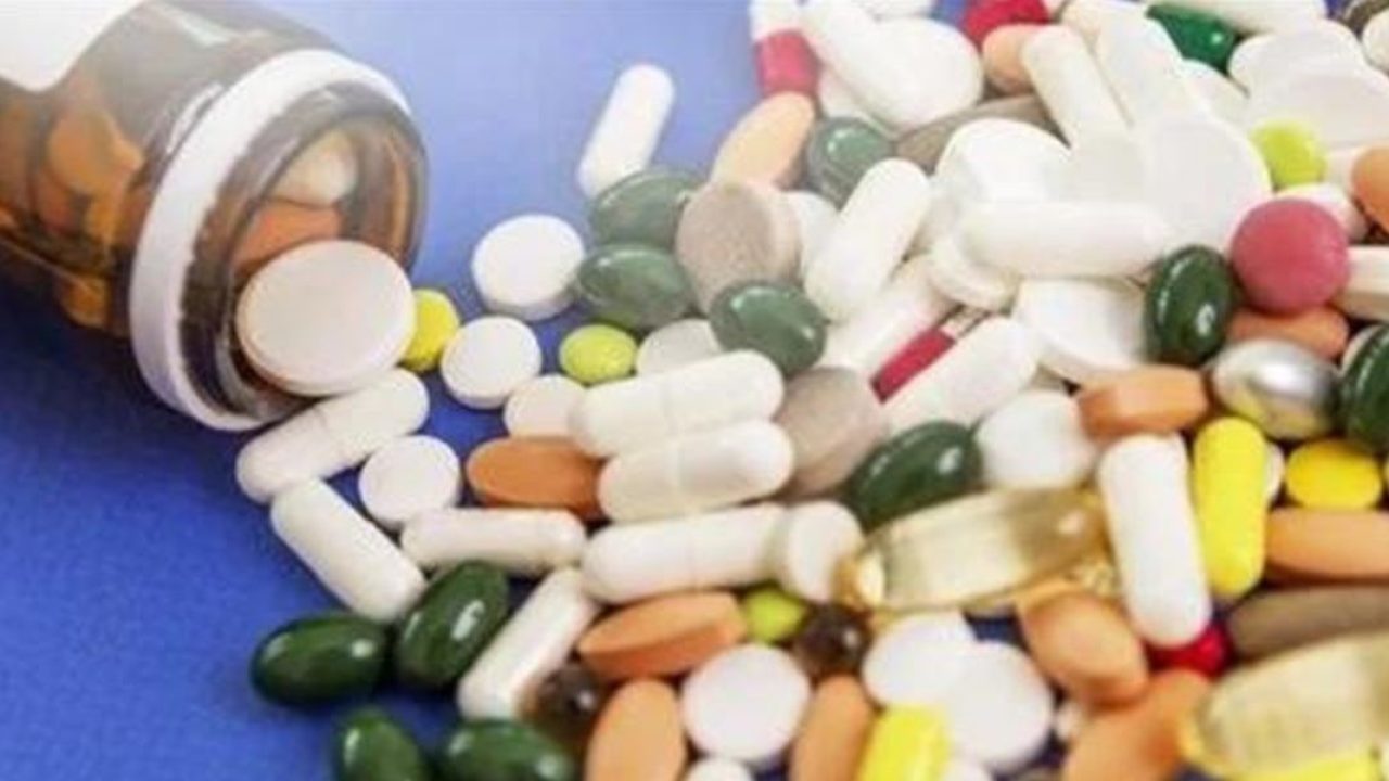 إدريس السنتيسي يثير موضوع المتاجرة بالأدوية في السوق السوداء أو عبر الانترنيت بالبرلمان