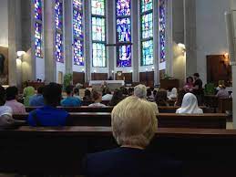 الطوائف المسيحية في مدينة طنجة تؤدي صلوات وأدعية على أرواح ضحايا زلزال الحوز