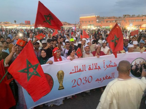 احتفالات في ساحة جامع الفنا تعبيرا عن فرحة الإعلان عن اختيار ملف المغرب وإسبانيا والبرتغال لاحتضان مونديال 2030.