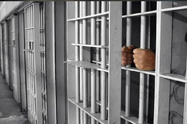 إعادة الطفلة المغربية إلى أرض الوطن بعد أن كانت تقيم مع أمها المعتقلة في أحد السجون العراقية