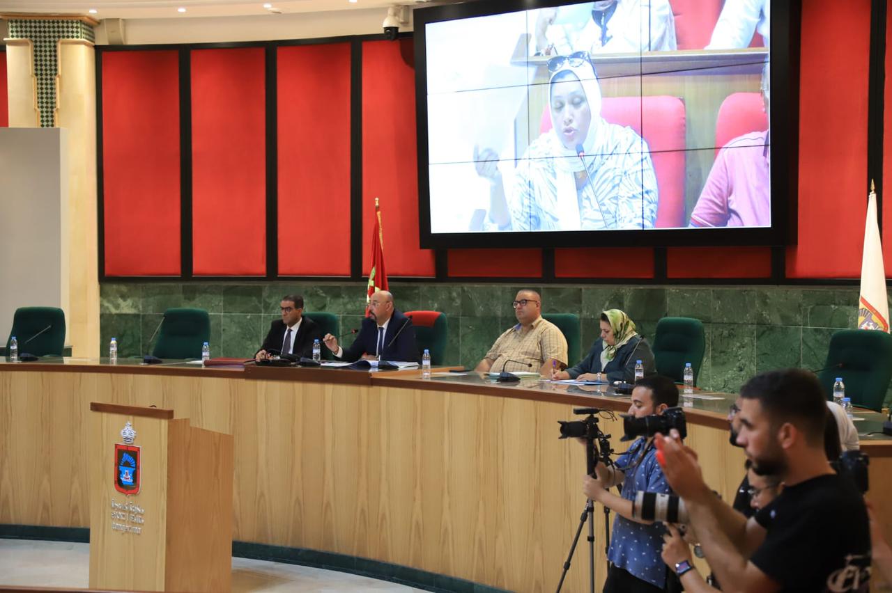 مجلس جماعة طنجة يصادق على قرارات تهم مجالات التنمية والبيئة والنظافة والنقل الحضري السريع