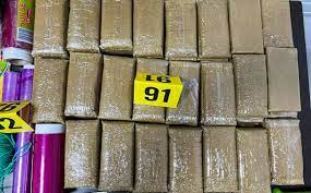 توقيف ثلاثة أشخاص للاشتباه في تورطهم في قضية تتعلق بحيازة المخدرات والاتجار بها