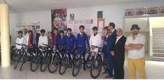 استفادة مجموعة من الطلبة بجماعة أنجر ةمن عملية توزيع مجموعة من الدراجات الهوائية.