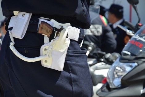 زوج يعتدي بالضرب على زوجته ما تسبب لها في جروح غائرة