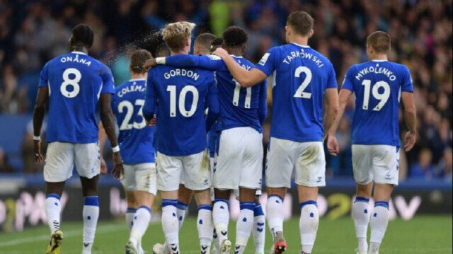 أعلنت العصبة الإنكليزية لكرة القدم خصم 10 نقاط من رصيد ايفرتون لخرقه القواعد المالية للبطولة الممتازه.