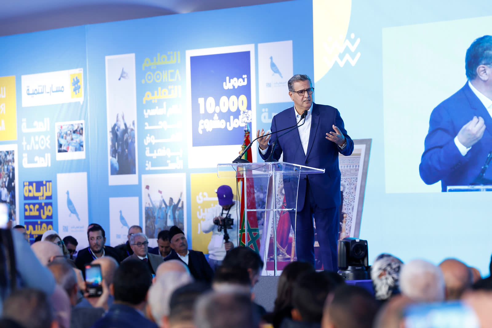 أخنوش يعبر عن تفائله بحل أزمة التعليم