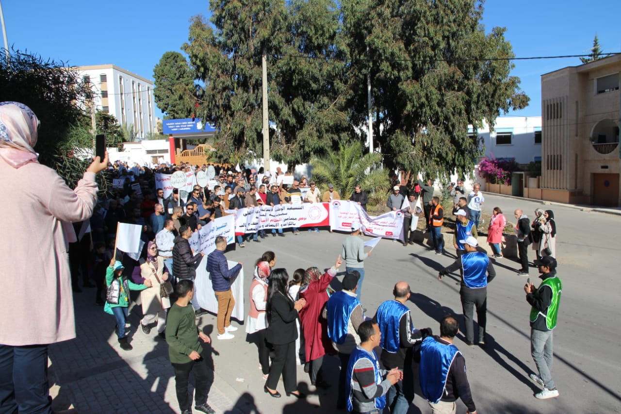 منع الشغيلة التعليمية من تنفيذ مسيرتها الاحتجاجية بالحسيمة تحول إلى تجسيد وقفتين