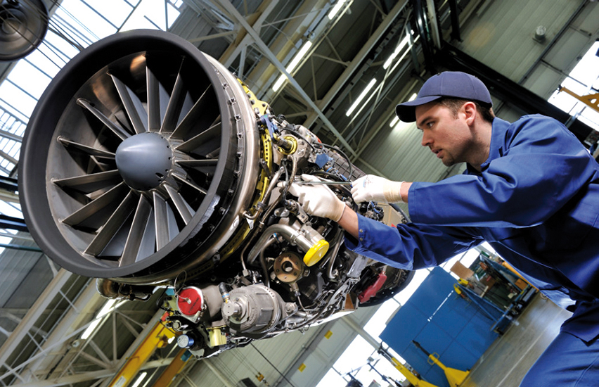 صناعة الطيران والفضاء.. توقيع اتفاق شراكة لتنفيذ استراتيجية جديدة لتعزيز العمل