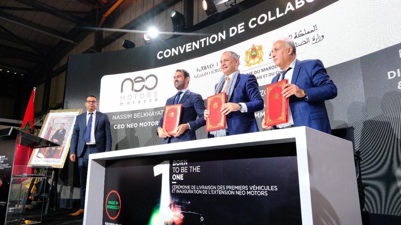 شركة ”نيو موتورز” NEO MOTORS تشرع في التسليم الرمزي للسيارات الأولى من طراز “نيو ”