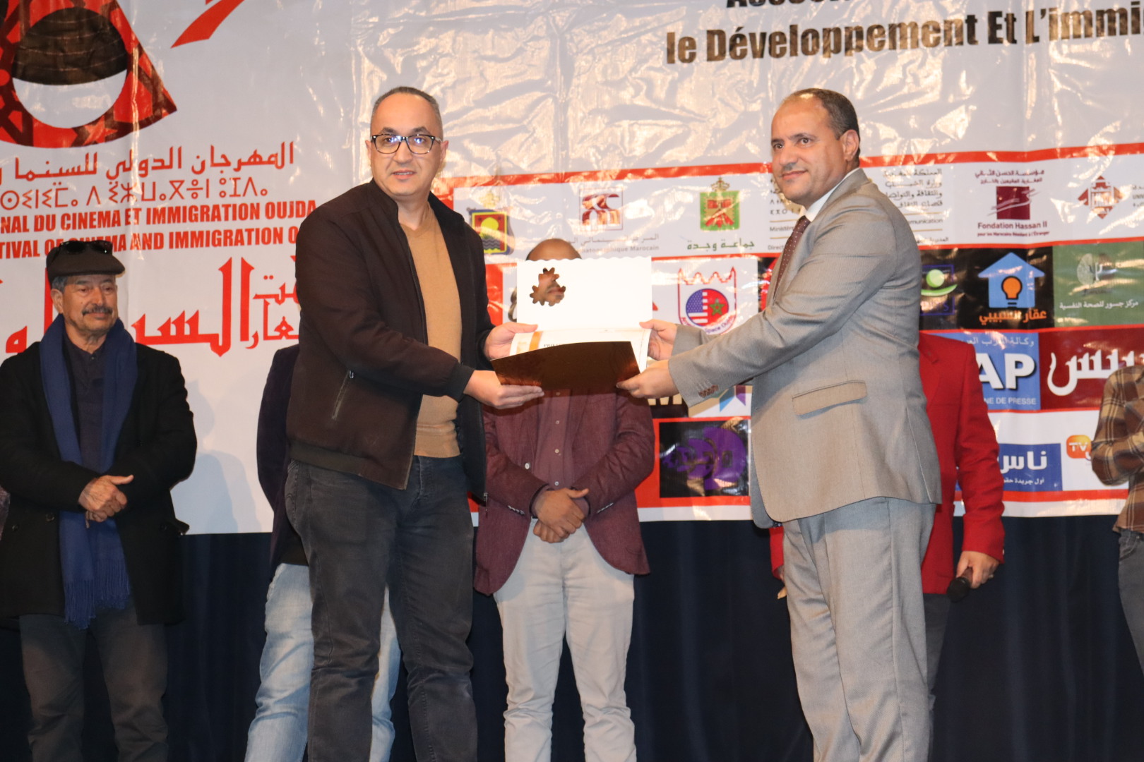 وجدة: بعد تتويجه كأحسن ممثل في المهرجان الدولي للسينما والهجرة.. الفنان ربيع القاطي :”سعادتي لم تكتمل وغزة تُبَاد” (صور)