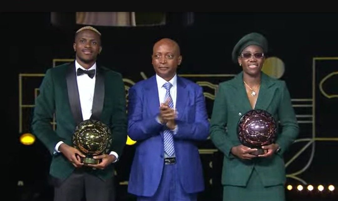 أفضل منتخب إفريقي لسنة 2023 (المغرب) والركراكي وياسين بونو وأسماء مغربية أخرى من المُتَوَّجِينَ بجائزة “الكاف”