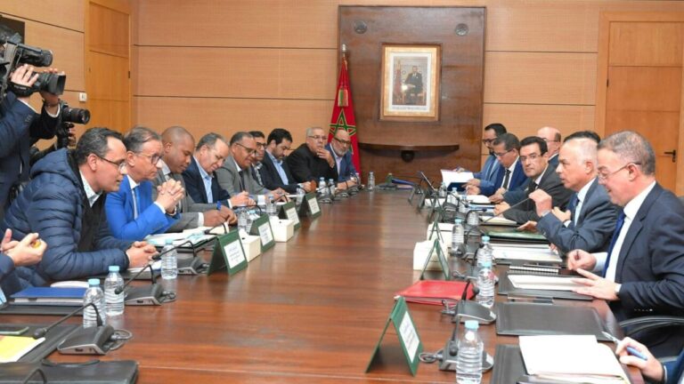 اتفاق جديد بين الحكومة والنقابات التعليمية.. تجميد النظام الأساسي وإيقاف العمل بمواده والزيادة في الأجور