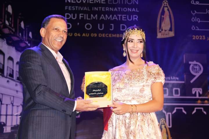 أثناء تكريمها.. الفنانة سلمى حبيبي “أزُورُ أول مرة مدينة وجدة والبلُوزَة أجمل ما لَبِسْتُ في المهرجانات