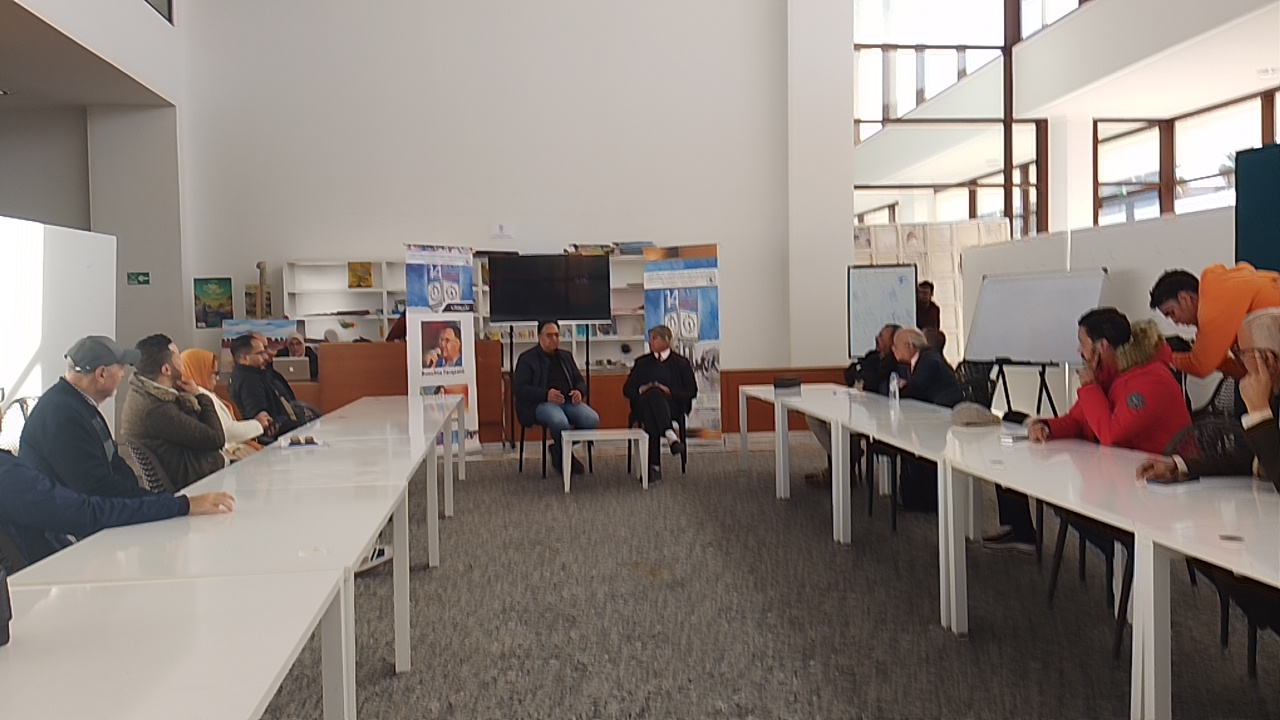 الناقد بوشتى فرق زيد في ماستر كلاس بالمهرجان الولي للفيلم الوثائقي بخريبكة