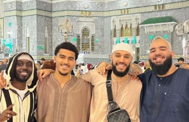 زكرياء أبو خلال ونصير مزراوي بمكة المكرمة خلال عطلة رأس السنة