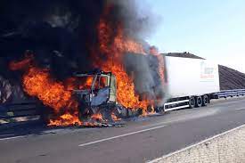 النيران تلتهم سيارة لنقل البضائع بالطريق السيار على مستوى الجماعة الترابية خميس سيد امحمد بن رحال