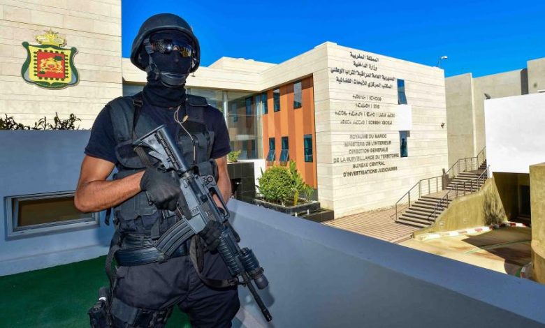 تفكيك شبكة للاشتباه في تورطها في التحضير لتنفيذ مخططين إرهابيين وتمويل نشاط عناصر تنظيم “داعش”